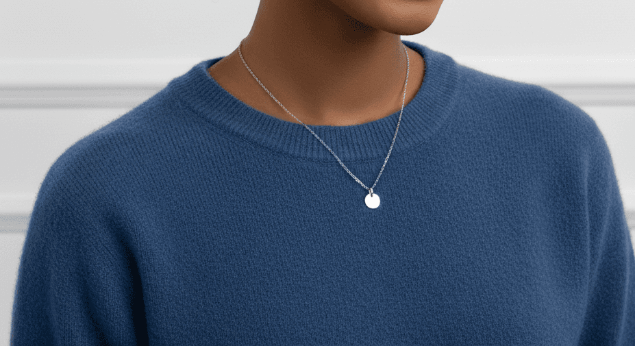 Zilverkleurige ketting met rond plaatje, gedragen